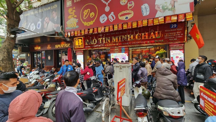 Người mua xép hàng vây kín cửa hàng vàng Bảo Tín Minh Châu trong ngày cuối năm. Ảnh: Thái Nguyễn