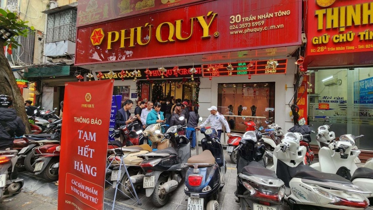 Cửa hàng Phú Quý hết sạch vàng bán ra cho người mua.&nbsp;Ảnh: Thái Nguyễn