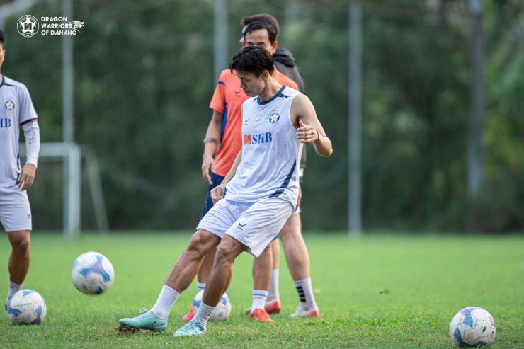 Quế Ngọc Hải tập luyện trong màu áo SHB Đà Nẵng. Ảnh:&nbsp;SHB Đà Nẵng.