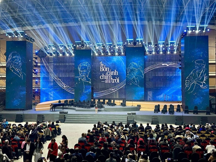 Giám đốc sản xuất chương trình "Về đây bốn cánh chim trời" thông báo hủy show diễn khi khán giả đã tề tựu đông đủ. (Ảnh: FBTV)