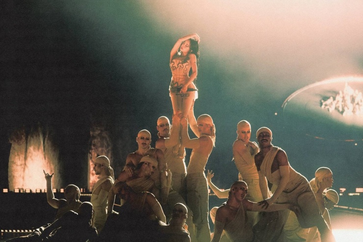 Nữ ca sĩ cưỡi mãng xà dài 30 m trước 40.000 người - 1