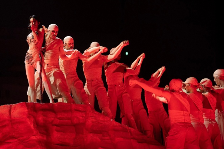 Nữ ca sĩ cưỡi mãng xà dài 30 m trước 40.000 người - 8