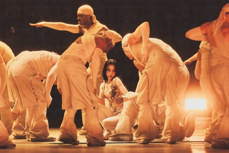 Nữ ca sĩ cưỡi mãng xà dài 30 m trước 40.000 người - 12