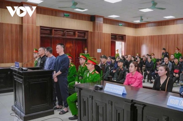 Bị cáo Nguyễn Văn Vi cùng đồng phạm tại phiên tòa.