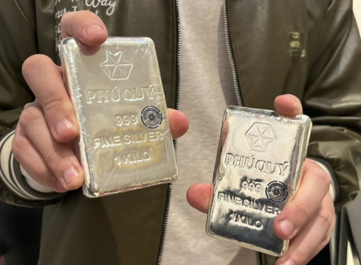 Trong những ngày cuối cùng của năm 2025, thị trường bạc chứng kiến cú điều chỉnh mạnh khi giá bạc quốc tế giảm sâu, kéo theo giá trong nước "rơi tự do", mất khoảng 10 triệu đồng/kg chỉ trong vòng 3 phiên giao dịch.
