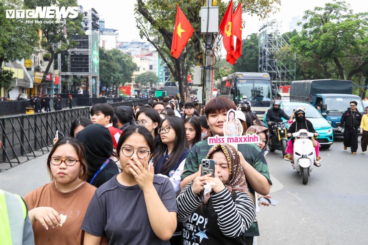 Giới trẻ Hà Nội trải bạt, xếp hàng từ trưa chờ khoảnh khắc countdown 2026 - 3