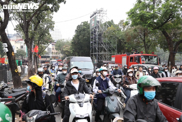 Giới trẻ Hà Nội trải bạt, xếp hàng từ trưa chờ khoảnh khắc countdown 2026 - 10