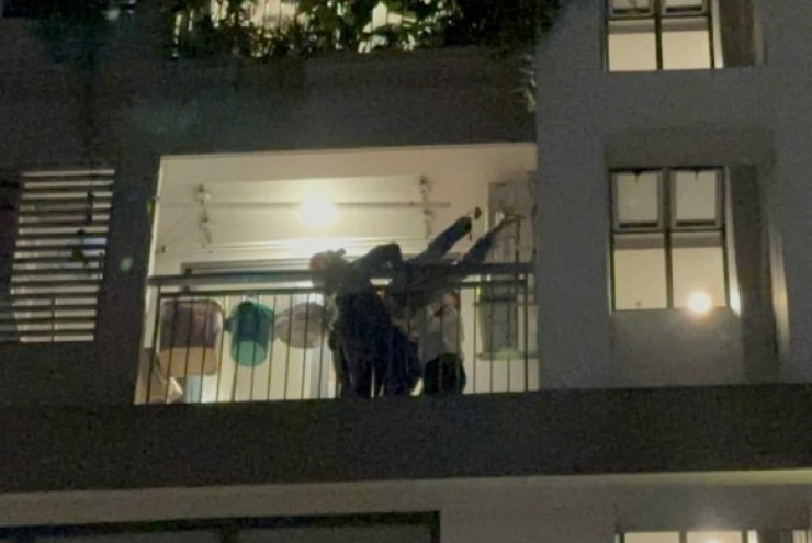 CLIP: Nam thanh niên định nhảy lầu ở chung cư Q7 Boulevard