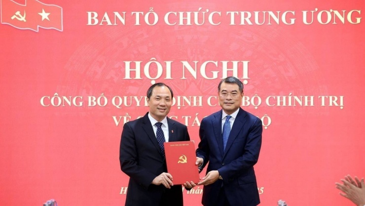 Trưởng Ban Tổ chức Trung ương Lê Minh Hưng đã trao quyết định cho ông Hoàng Trung Dũng.