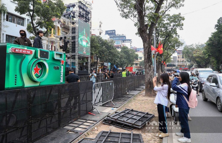 Chương trình mang đến không gian âm nhạc sôi động, những màn trình diễn đặc sắc và khoảnh khắc đếm ngược khi hàng nghìn khán giả cùng nhau chào đón thời khắc chuyển giao năm cũ và năm mới.