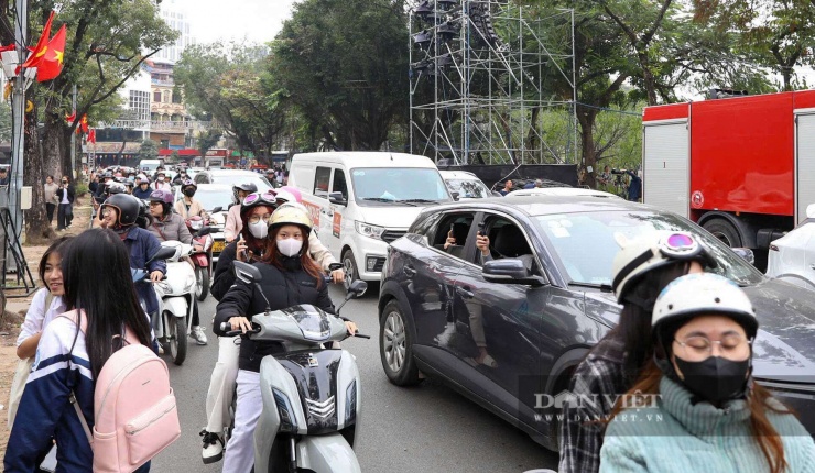Các con đường xung quanh hồ Hoàn Kiếm bắt đầu ùn tắc do dòng người đổ về rất đông. Khu vực này còn là một trong những điểm bắn pháo hoa tầm cao của Hà Nội.