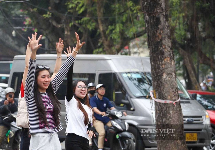 Các bạn trẻ sẵn sàng có mặt trước vài giờ đồng hồ để chọn chỗ đẹp đón xem các tiết mục văn nghệ đặc sắc, sôi động.