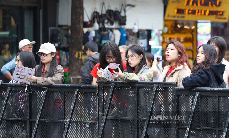 “Chúng em đi theo tốp để cùng đón năm mới với nhau, là sinh viên nên bọn em có thời gian và cũng muốn để trải nghiệm đón năm mới ở Thủ đô nên quyết định đến sớm để chờ đợi”, Kiều Trinh (quê Nghệ An) cho biết.