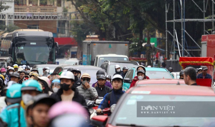 Đường Lý Thái Tổ, Hàng Bài, Tràng Tiền… dòng người ùn ùn lúc 16h chiều nay.
