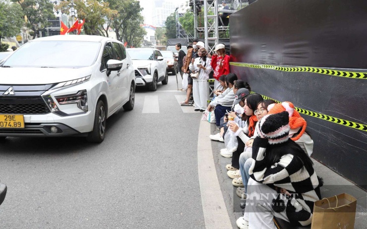 Các vị trí nào có thể ngồi, xếp hàng là các bạn trẻ chiếm chỗ ngay.