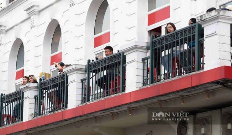 Không chỉ phía dưới, nhiều điểm cao cũng sẽ chật cứng người tối nay. Hầu hết đã được đặt chỗ để xem pháo hoa, giá vé mỗi chỗ ngồi có thể quan sát được pháo hoa quanh hồ Hoàn Kiếm có giá từ vài trăm nghìn đồng đến cả triệu.