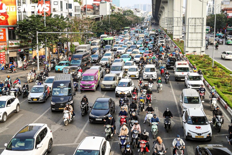 Từ khoảng 15h, các trục đường lớn như Trường Chinh - Giải Phóng, Ngọc Hồi, Hai Bà Trưng, Cầu Giấy, Vành đai 3, Tràng Thi, Hàng Bạc, Phan Đình Phùng... xảy ra ùn tắc kéo dài, xe cộ nối đuôi nhau, di chuyển khó khăn.