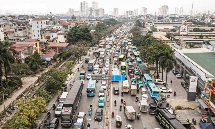 Hôm nay (31/12) là ngày làm việc cuối cùng trước khi người lao động bước vào kỳ nghỉ Tết Dương lịch kéo dài 4 ngày. Ghi nhận của PV Báo Điện tử VTC News, ngay từ đầu giờ chiều, các tuyến phố đã trở nên đông đúc khi người dân tranh thủ về quê hoặc đổ về các khu vực trung tâm để vui chơi, chờ đón năm mới.