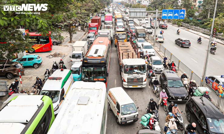 Lượng phương tiện tăng đột biến khiến nhiều tuyến phố ùn ứ nghiêm trọng. (Hình ảnh tại đường Ngọc Hồi, đoạn gần bến xe Nước Ngầm lúc 16h ngày 31/12).