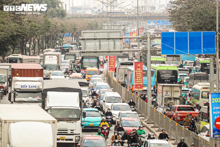 Kỳ nghỉ Tết Dương lịch năm nay kéo dài 4 ngày, từ 1/1 đến 4/1/2026, nên lượng người về quê hoặc đi du lịch tăng cao.