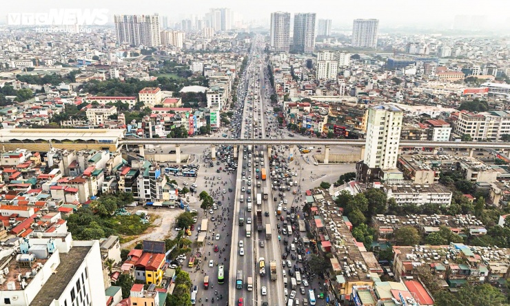 Ghi nhận tại đường Vành đai 3, dòng phương tiện nối đuôi nhau di chuyển chậm chạp.