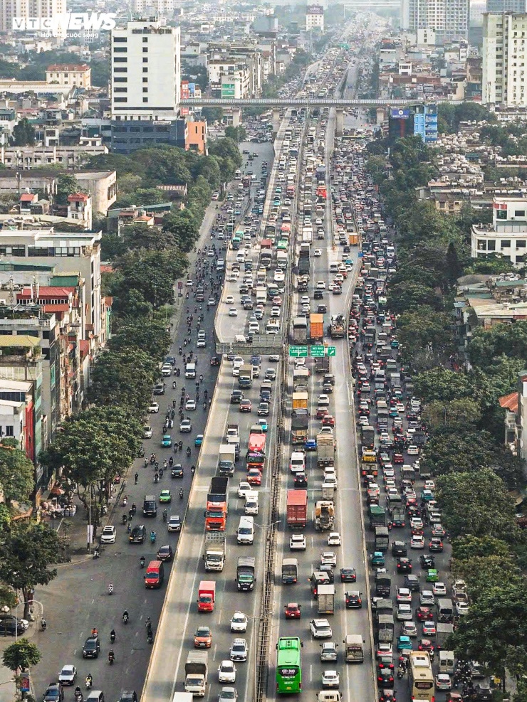 Hàng nghìn ô tô, xe máy chật vật nhích từng mét trên đường Vành đai 3 trên cao, chiều 31/12.