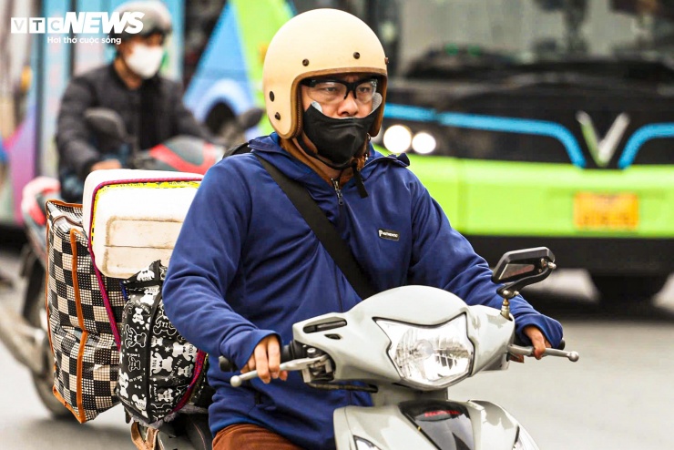 "Bình thường đi từ Long Biên xuống bến xe Nước Ngầm chỉ mất gần 1 tiếng, hôm nay vì đông người đi nghỉ lễ, tôi phải mất hơn 1 tiếng rưỡi mới tới nơi", anh Lưu Văn Quang, quê ở Ninh Bình chia sẻ.