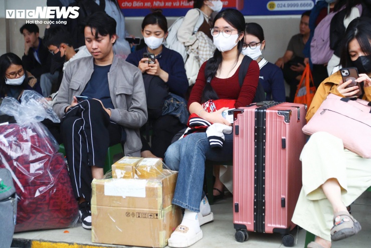 Bạn Hoài Phương (quê ở Sơn La), sinh viên năm 2, cho biết: “Em đã đặt vé trước để không phải chờ lâu. Dù đường đông nhưng mọi người đều muốn về với gia đình, ai cũng kiên nhẫn".
