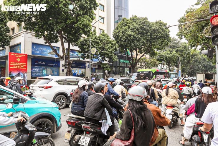 Khoảng 16h20, dòng người đổ về các tuyến đường xung quanh phố đi bộ Hồ Gươm mỗi lúc một đông.