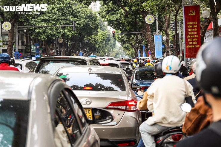 Tối nay, Hà Nội sẽ tổ chức chương trình Chào năm mới 2026 (Countdown 2026) tại Quảng trường Đông Kinh - Nghĩa Thục và không gian phố đi bộ hồ Hoàn Kiếm. Cùng với đó, thành phố tổ chức bắn pháo hoa thu hút đông đảo người dân đổ về khu vực trung tâm.