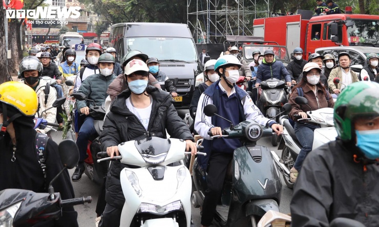 Phố Đinh Tiên Hoàng nườm nượp xe cộ, gần như “chôn chân” quanh khu vực này.