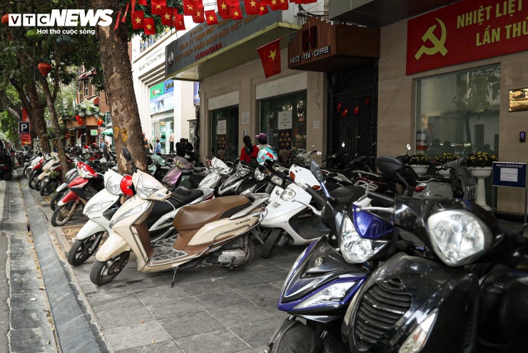 Nhiều bãi trông xe tự phát "mọc lên" tại các tuyến vỉa hè quanh Quảng trường Đông Kinh - Nghĩa Thục trong ngày cuối năm.