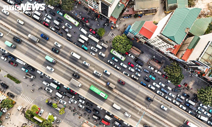 Hôm nay và ngày mai là cao điểm người dân về quê nghỉ Tết nên dự báo nhiều tuyến đường gặp tình trạng đông đúc, dễ xảy ra ùn tắc do lưu lượng giao thông lớn.