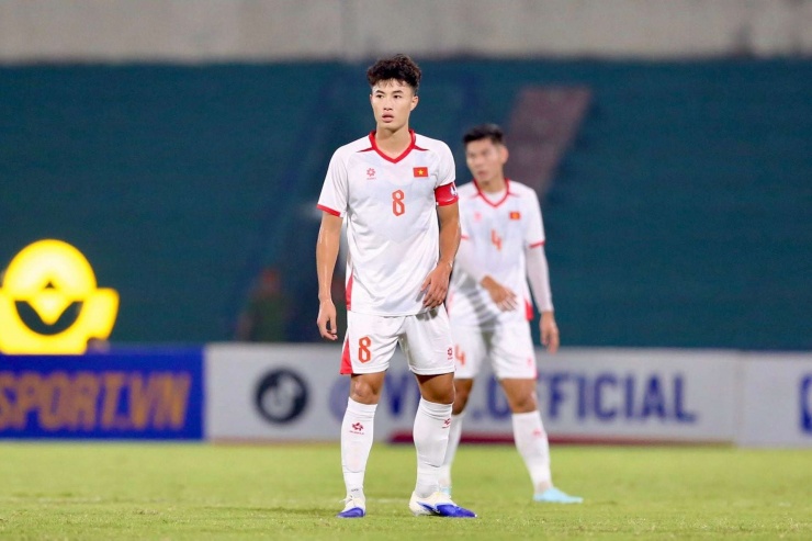 Nguyễn Văn Trường sở hữu chiều cao 1m82, cân nặng 75kg, thuận chân phải. Ảnh: FBNV.