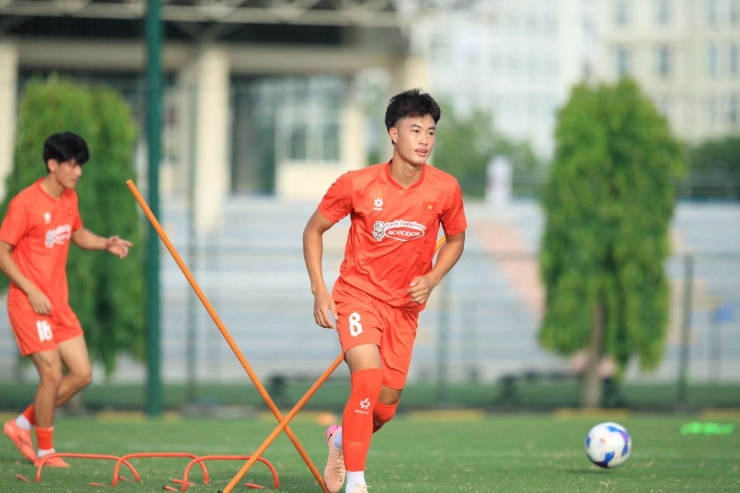 Tháng 1/2024,&nbsp;Nguyễn Văn Trường có trận ra mắt ĐT Việt Nam khi thi đấu 30 phút trong trận thua 1-2 trước Kyrgyzstan. Ảnh: FBNV.