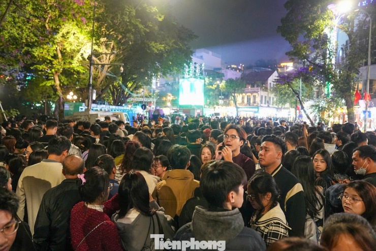 Tối 31/12, đông đảo bạn trẻ đã tập trung về khu vực Quảng trường Đông Kinh Nghĩa Thục để chờ xem chương trình Countdown chào năm mới 2026.