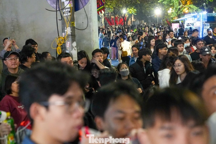 Thay vì đi chơi xa hay về quê, nhiều người chọn ở lại Hà Nội để đón năm mới 2026.