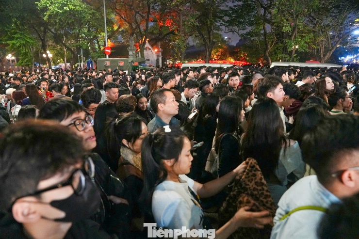 Các lối vỉa hè không còn chỗ trống.