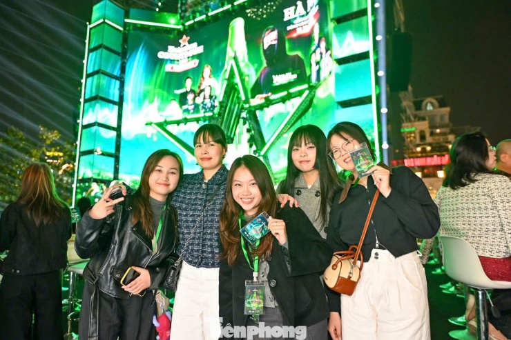 Nhiều nhóm bạn trẻ đã có mặt từ sớm và háo hức chờ đợi khoảnh khắc chương trình diễn ra.