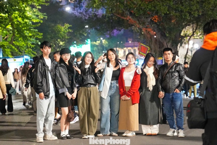 Cả gia đình tranh thủ check-in lưu lại khoảnh khắc trước thềm năm mới.