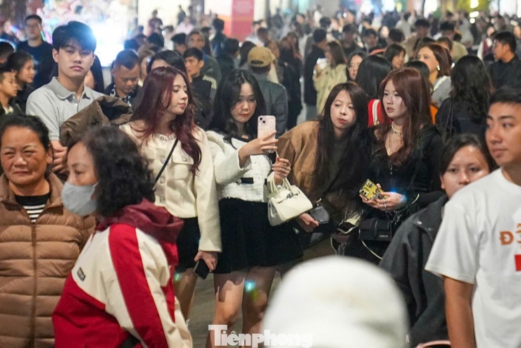 Biển người đổ về Hồ Gươm chờ đón năm mới 2026 - 11