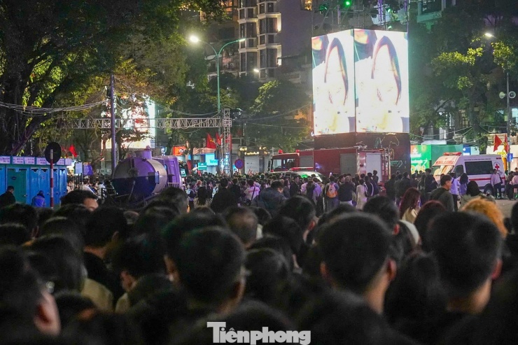 Theo dự báo, đêm 31/12 tại Hà Nội thời tiết khá thuận lợi, trời khô ráo, nhiệt độ khoảng 15-17°C, tạo điều kiện để người dân và du khách tận hưởng trọn vẹn khoảnh khắc countdown, cùng chào đón năm mới 2026 trong không khí rộn ràng, ấm áp.