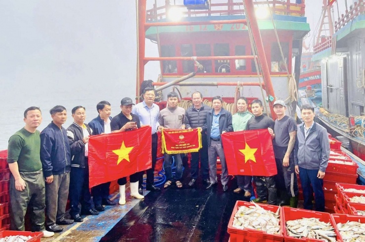 Lãnh đạo Đảng ủy, UBND và các tổ chức đoàn thể phường Cửa Lò, tỉnh Nghệ An tặng cờ thi đua cho đội tàu đạt sản lượng cao. 