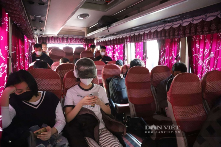 Mặc dù lượng người đổ về bến rất đông, nhưng theo quan sát, không phải xe nào cũng xuất bến với niềm vui lấp đầy các hàng ghế. Nhiều xe khách tuyến cố định khi xuất bến vẫn chưa kín chỗ.&nbsp;Theo chia sẻ của các nhà xe tuyến Tuyên Quang, Phú Thọ và Sơn La, mặc dù khách đông hơn ngày thường nhưng so với mọi năm thì lại giảm.