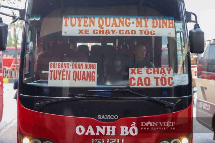 Anh Quang (lái xe tuyến Tuyên Quang - Mỹ Đình) cho biết, lượng khách trong bến giảm mạnh là do sự cạnh tranh gay gắt từ các loại hình xe hợp đồng, xe Limousine hoạt động quanh khu vực bến xe.&nbsp;