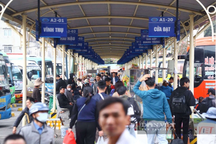 Tại bến xe Giáp Bát, khu vực sảnh chờ và các làn xe xuất bến luôn trong tình trạng đông kín. Các tuyến đi Nam Định, Thái Bình, Ninh Bình, Thanh Hóa, Nghệ An… luôn kín chỗ.