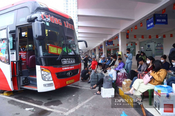 Cùng chung tâm trạng, anh Phạm Văn Tuấn, hành khách đi tuyến Hà Nội – Thanh Hóa, chia sẻ: “Kỳ nghỉ Tết Dương lịch năm nay được nghỉ 4 ngày nên tôi về quê sớm để tranh thủ thời gian bên gia đình. Tôi đã đặt vé trước vài ngày, ra bến chỉ việc lên xe, tránh được cảnh chờ đợi lâu".