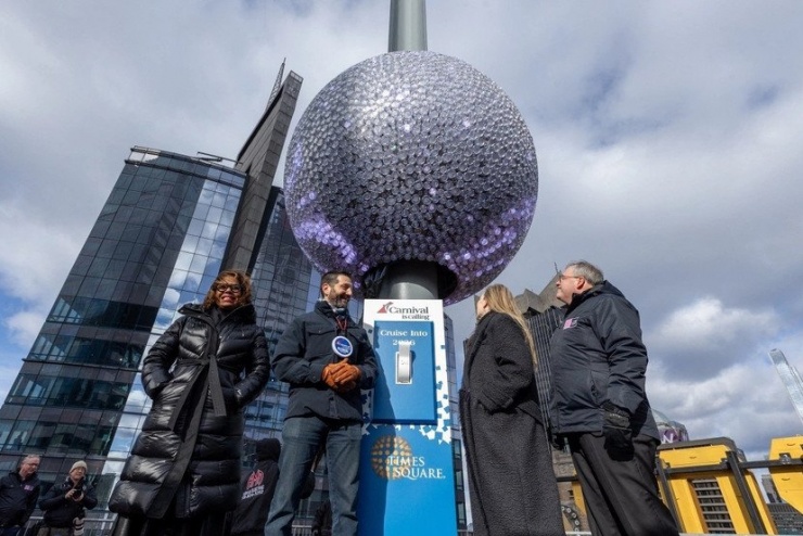 Quả cầu có đường kính 3,8m, nặng 5,6 tấn, được trang trí bằng 5.280 viên pha lê Waterford thủ công và đèn LED để phát ra ánh sáng rực rỡ