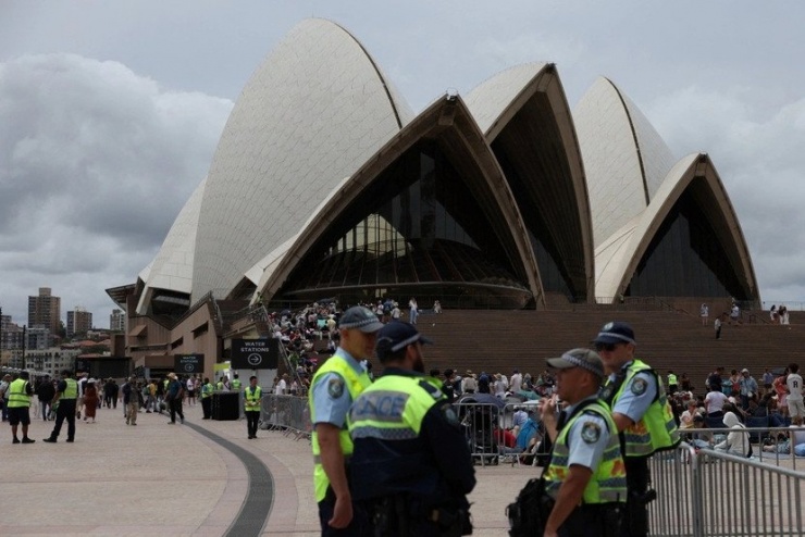 An ninh siết chặt quanh Nhà hát Opera Sydney trước màn bắn pháo hoa đêm Giao thừa truyền thống, với khoảng 2.500 sĩ quan liên tục tuần tra trong khu vực