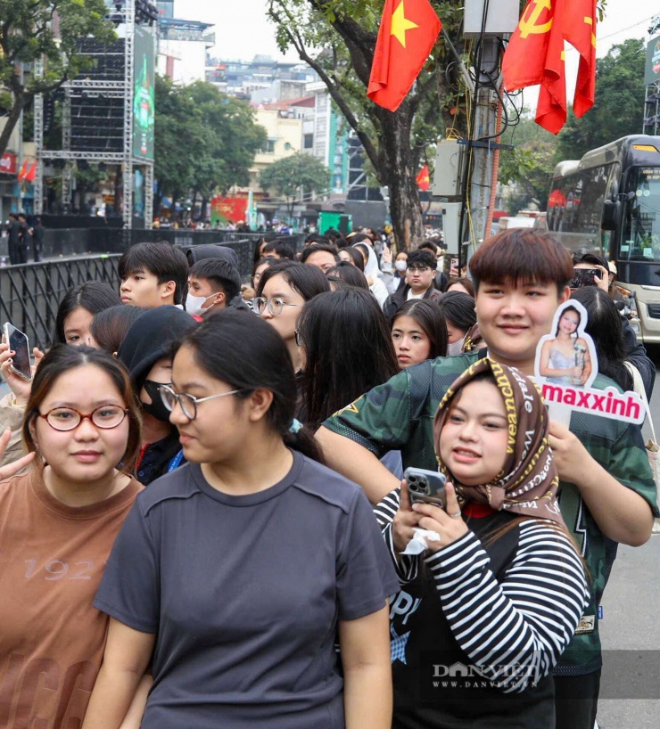 Cảnh tượng nhiều người xếp hàng từ chiều nay dọc các tuyến đường quanh hồ Hoàn Kiếm. Ảnh: Khổng Chí